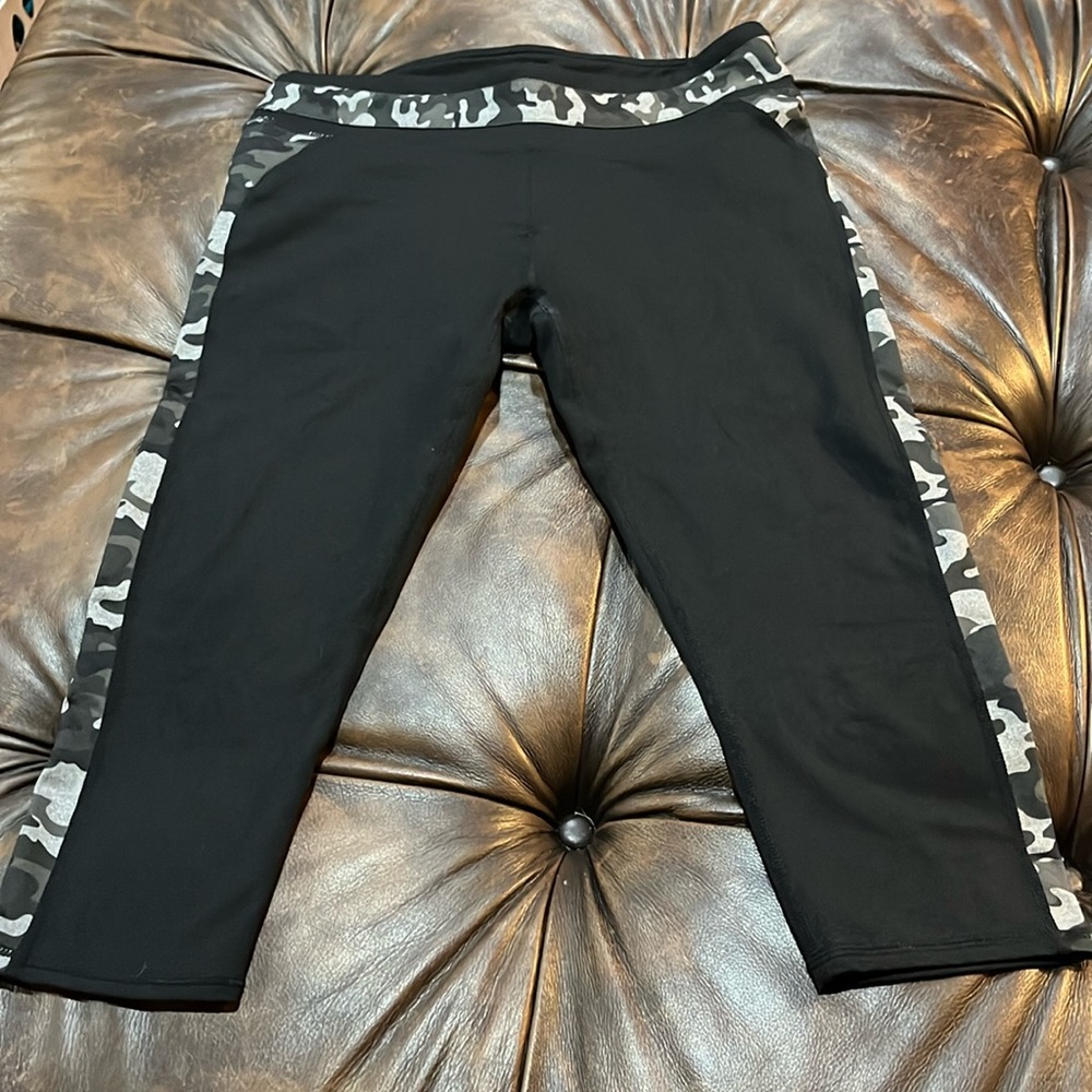Fabletics leggings size M Camo and Black